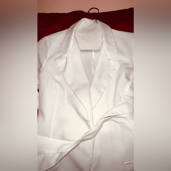 Pretty Little Thing Petite Cream Cargo Detail Tie Blazer - Picture 7 of 8